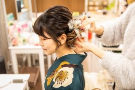 ＊未経験OK＊美容師経験を活かしてヘアメイク・着付けのお仕事をしませんか？《 18時まで★有給が取りやすく充実の福利厚生★社内研修あり 》経験が浅くても正社員でお迎え☆